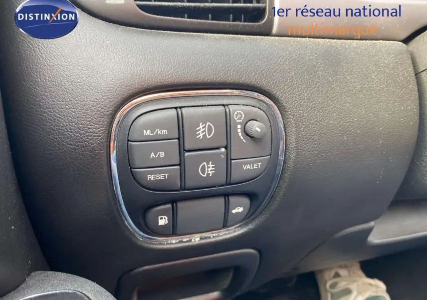 Gros plan sur les commandes de tableau de bord noir de la Jaguar XJ6 2.7 V6 Biturbo Executive de 2006.