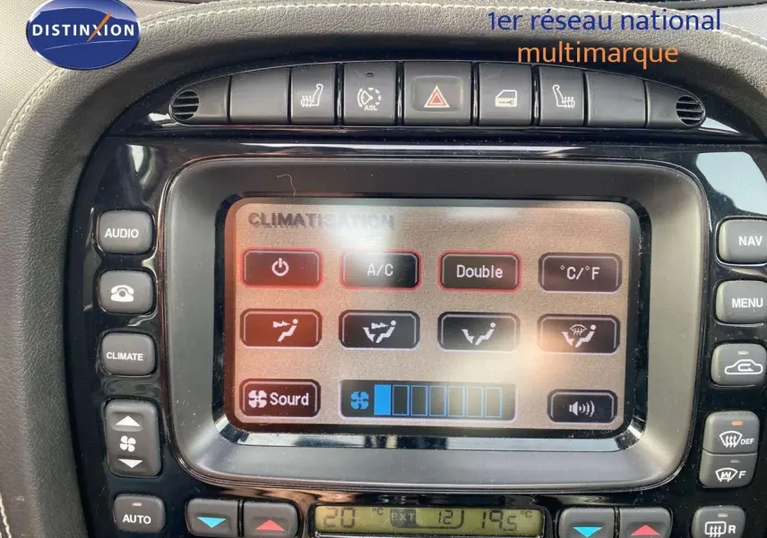 Écran tactile de la climatisation avec commandes autour, intérieur noir de la Jaguar XJ6 2.7 V6 Biturbo 2006.