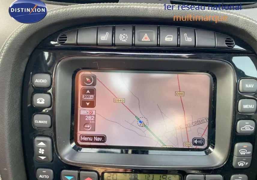 Écran de navigation GPS intégré au tableau de bord noir de la Jaguar XJ6 2.7 V6 Biturbo Executive de 2006.
