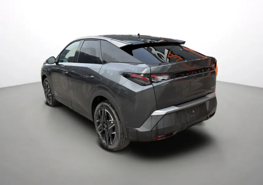 Peugeot 3008 Hybrid gris titane avec toit noir, vue 3/4 arrière droit mettant en valeur les feux LED et jantes alu 19 pouces.