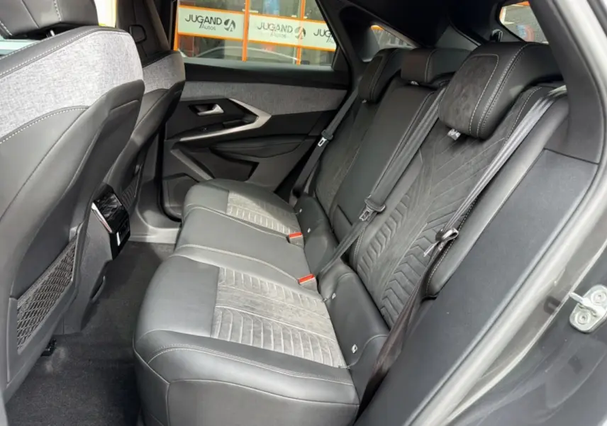 Vue latérale droite de la banquette arrière en cuir alcantara gris du Peugeot 3008 Hybrid 145 GT 2025.