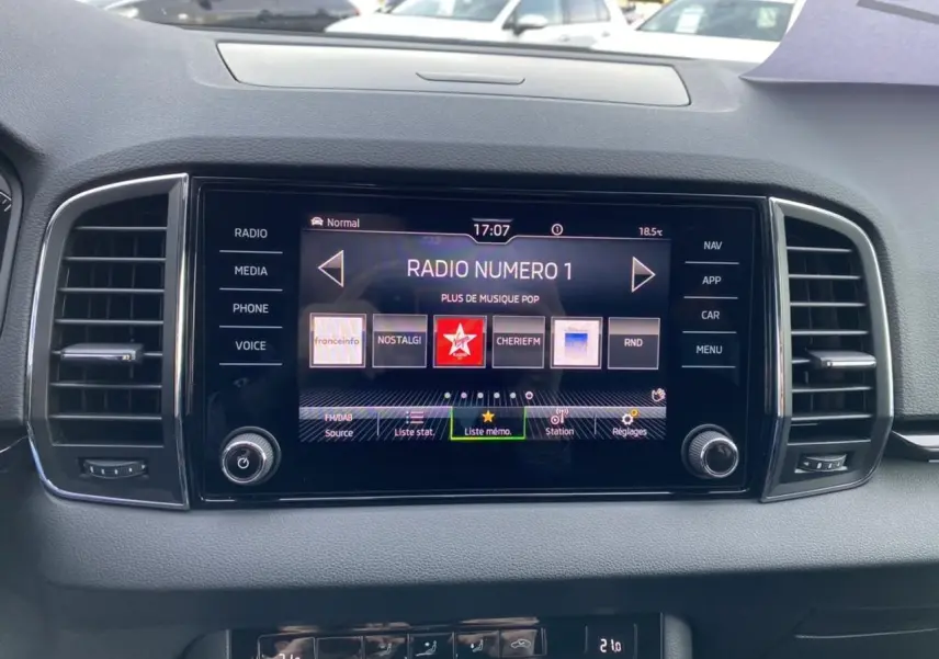 Écran tactile central du Skoda Karoq 2.0 TDI 150 Scout 2021, affichant les options radio, avec tableau de bord noir.