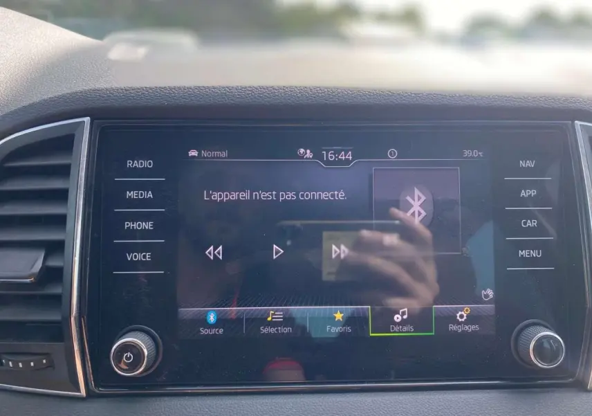 Écran tactile central du Skoda Karoq 2021 affichant un message Bluetooth, vue frontale de l’intérieur.
