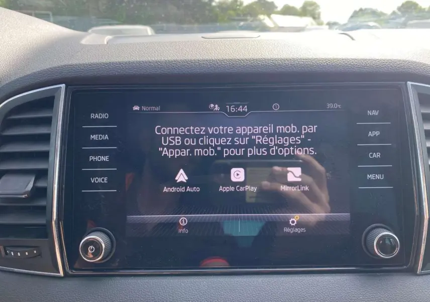 Écran central tactile du Skoda Karoq 2021 affichant les options de connexion mobile, vue frontale intérieure.