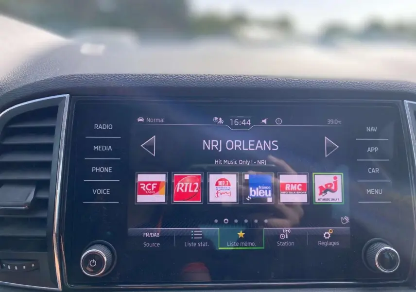 Écran tactile central du Skoda Karoq 2021 affichant les stations radio, vue frontale intérieure.