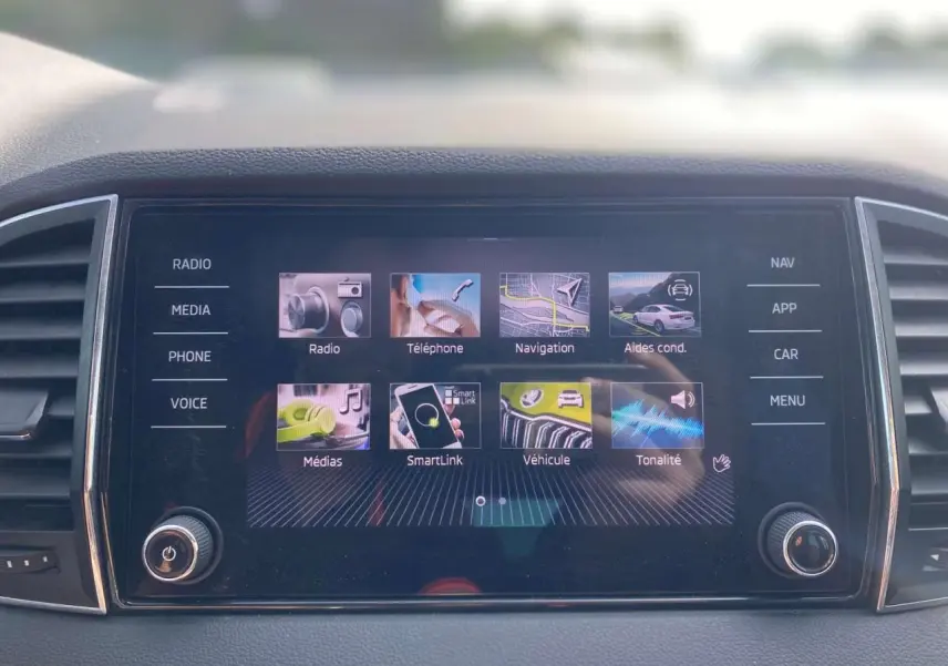 Écran tactile central du Skoda Karoq 2021 affichant les options radio, navigation, téléphone et aides à la conduite.