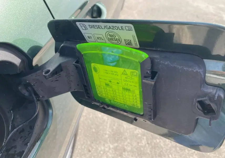 Bouchon de réservoir ouvert côté gauche d’un Skoda Karoq vert foncé 2.0 TDI 2021 avec étiquette diesel visible.