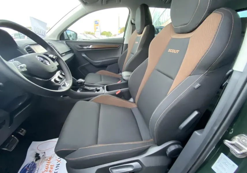 Vue intérieure côté conducteur du Skoda Karoq Scout 2021, sièges noirs et marron avec logo Scout brodé.