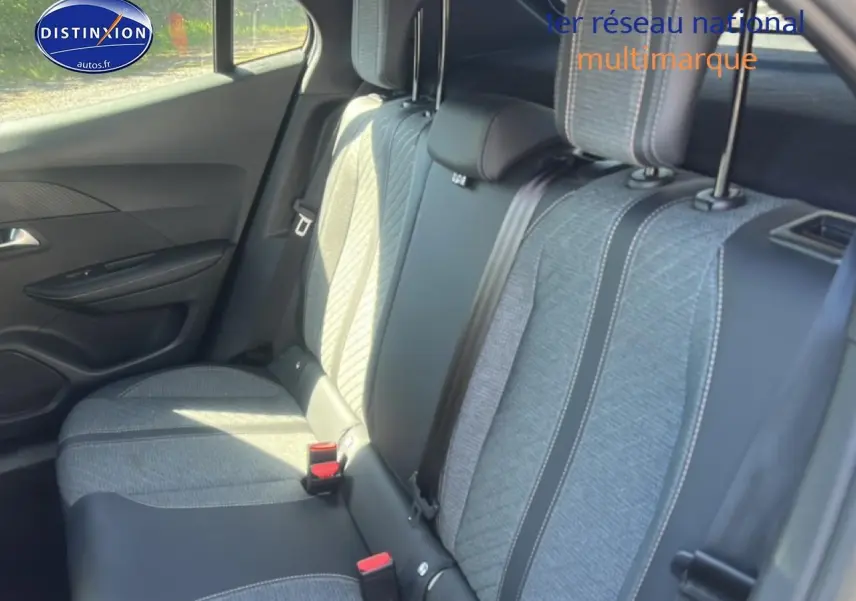 Vue intérieure sur la banquette arrière du Peugeot 2008 1.2 100 allure avec tissu gris et ceintures visibles.