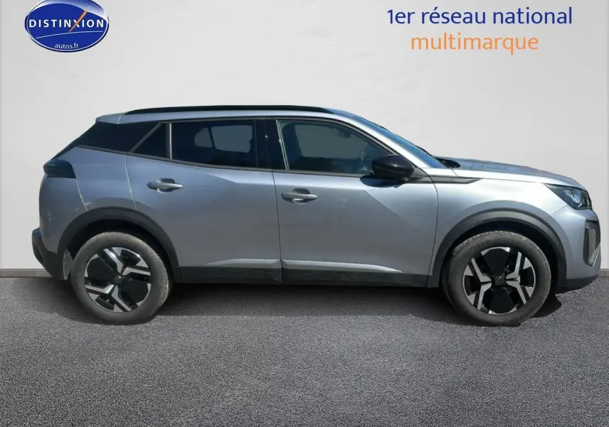 Peugeot 2008 gris Artense vue de profil côté gauche, avec jantes alliage et toit noir contrasté.
