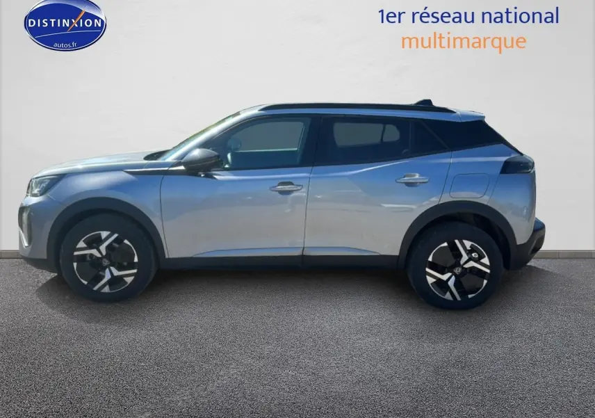 Peugeot 2008 gris Artense vue de profil côté gauche, avec toit noir et jantes alliage noires.