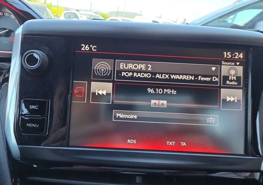 Écran tactile central de la Peugeot 208 GTI 2015 affichant la radio Europe 2 à 96,10 MHz, intérieur noir.