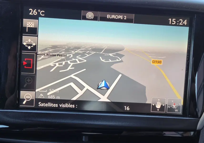 Écran GPS intégré de la Peugeot 208 GTI 2015 affichant une carte en 3D avec indication de route D150.