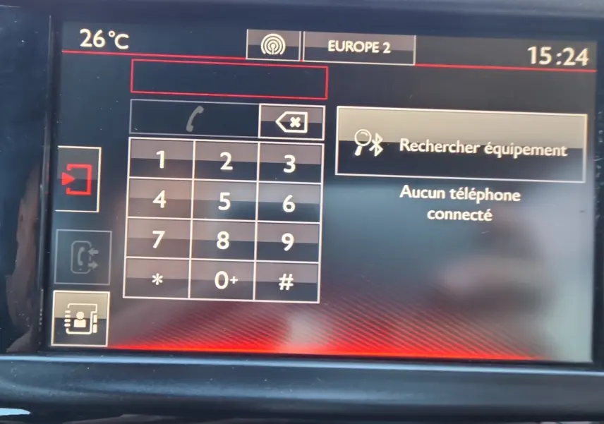 Écran tactile du système multimédia de la Peugeot 208 GTI 2015 affichant le menu Bluetooth et le clavier numérique.