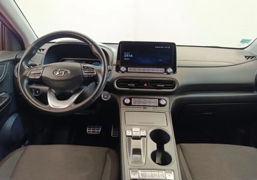 Intérieur de la Hyundai Kona électrique 2023, vue frontale du tableau de bord avec écran tactile et volant cuir noir.
