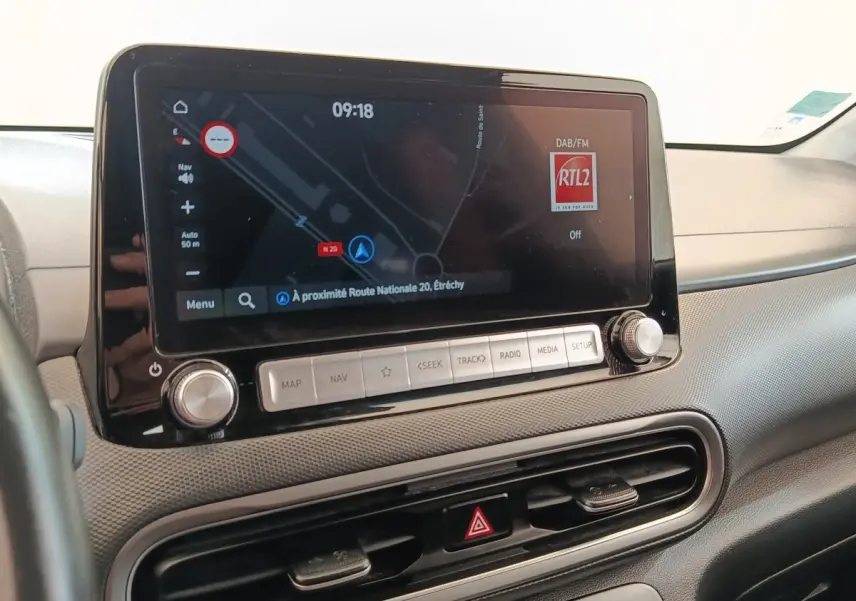 Écran tactile central du tableau de bord du Hyundai Kona électrique 2023, vue de face rapprochée.