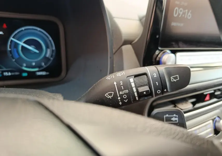 Gros plan sur la commande d’essuie-glace côté droit du tableau de bord du Hyundai Kona électrique noir 2023.