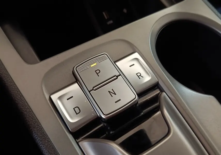 Gros plan sur la commande de boîte automatique avec boutons P, N, D, R dans l’habitacle du Hyundai Kona noir 2023.