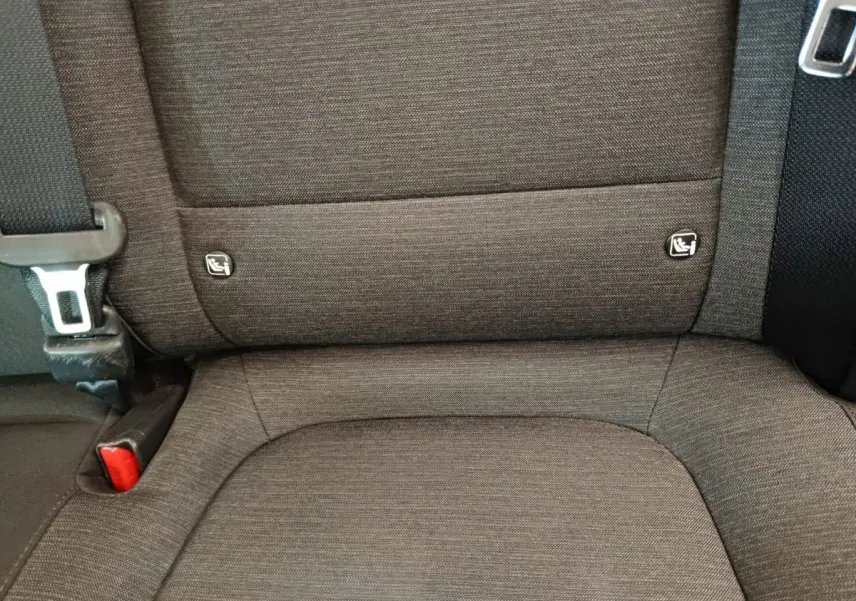 Gros plan sur la banquette arrière en tissu gris foncé du Hyundai Kona électrique 2023, montrant les fixations Isofix.
