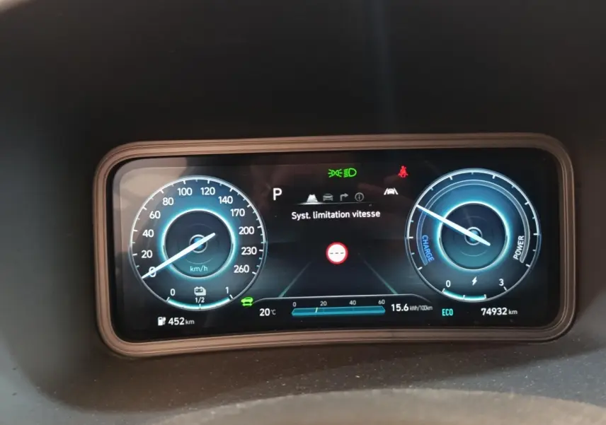 Affichage numérique du tableau de bord du Hyundai Kona électrique 2023 montrant vitesse, autonomie et indicateurs de conduite.