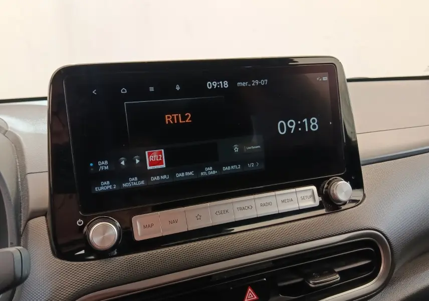 Écran tactile central 10,3 pouces du tableau de bord du Hyundai Kona électrique 2023, affichant la radio RTL2.
