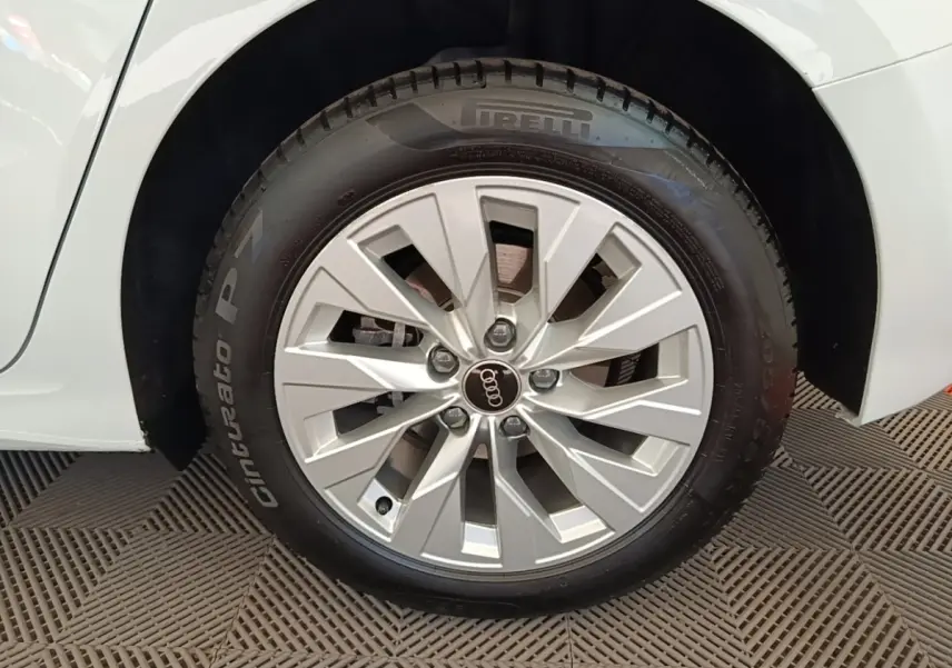 Gros plan sur la roue avant droite blanche d’une Audi A3 40 TFSI e 2022 avec jante aluminium et pneu Pirelli.