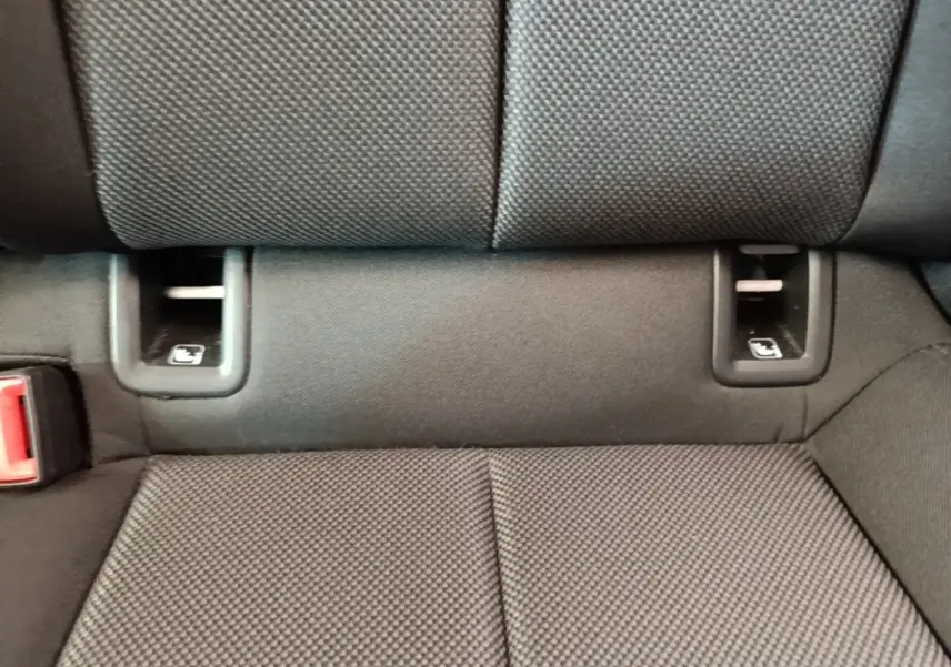 Détail de la banquette arrière noire de l'Audi A3 40 TFSI e 2022 avec fixation ISOFIX visible.