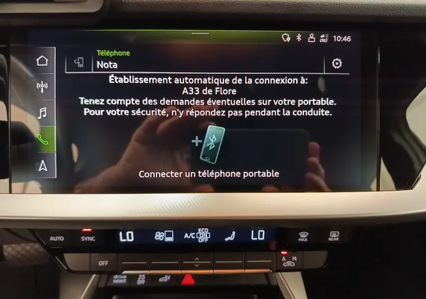 Vue intérieure du tableau de bord de l'Audi A3 40 TFSI e 2022 avec écran tactile et commandes climatisation digitales.