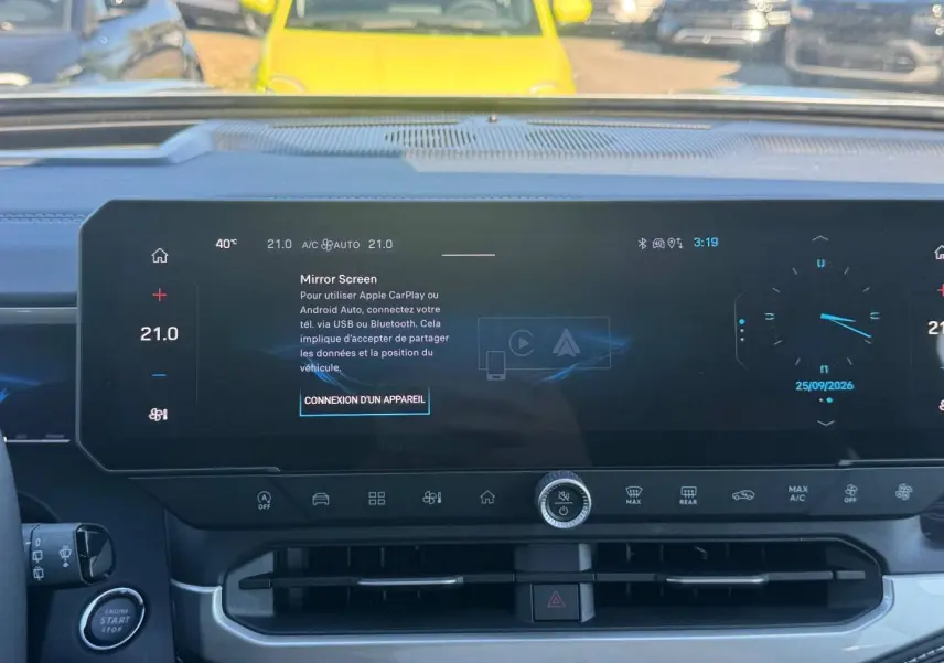 Vue rapprochée de l’écran tactile central du Jeep Compass 2026, affichant la connexion Mirror Screen, avec tableau de bord noir.