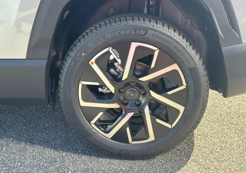 Gros plan sur la roue avant droite du Jeep Compass Yosemite avec jante alu bicolore et pneu Michelin.