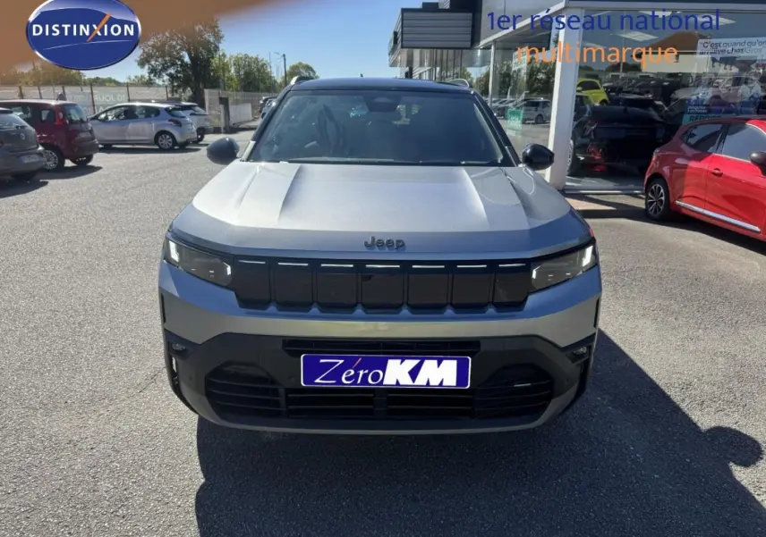Vue avant d'un Jeep Compass 2026 Yosemite avec toit noir, calandre noire et plaque Zéro KM visible.