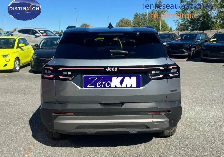 Vue arrière d'un Jeep Compass Yosemite gris avec toit noir, feux arrière LED et lunette arrière surteintée.