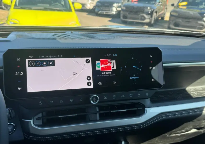 Vue intérieure du tableau de bord du Jeep Compass 2026 avec écran tactile large et commandes climatisation intégrées.