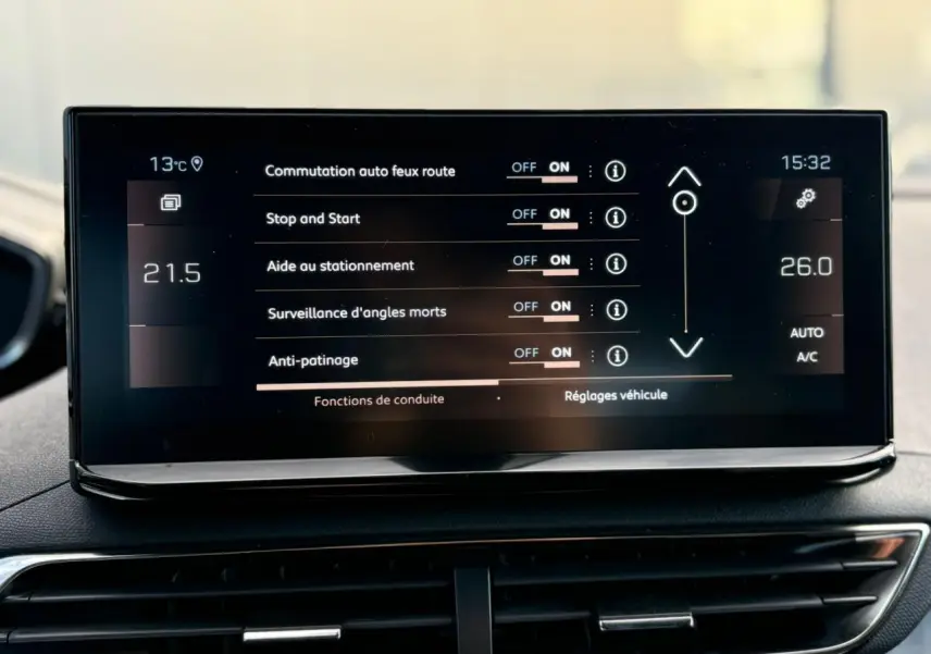 Écran tactile central du Peugeot 3008 GT 2023 montrant les réglages d’aides à la conduite et climatisation.