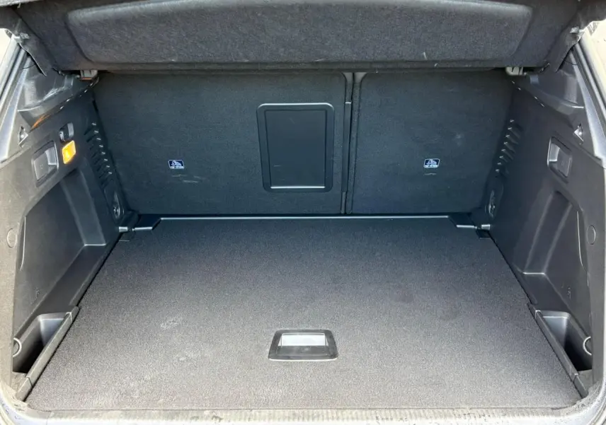 Coffre ouvert du Peugeot 3008 2023, vue intérieure montrant la banquette rabattable avec trappe à skis.