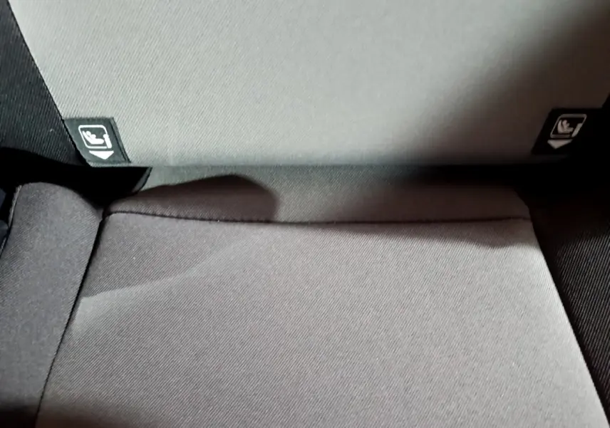 Gros plan sur l'assise arrière en tissu gris de la Toyota Yaris 1.5 VVT-I HYBRID France Business blanche de 2019.