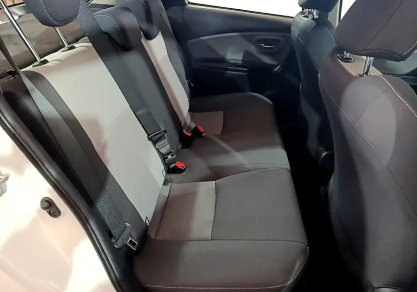 Vue intérieure de la banquette arrière bicolore gris et noir de la Toyota Yaris 1.5 Hybrid, côté gauche ouvert.