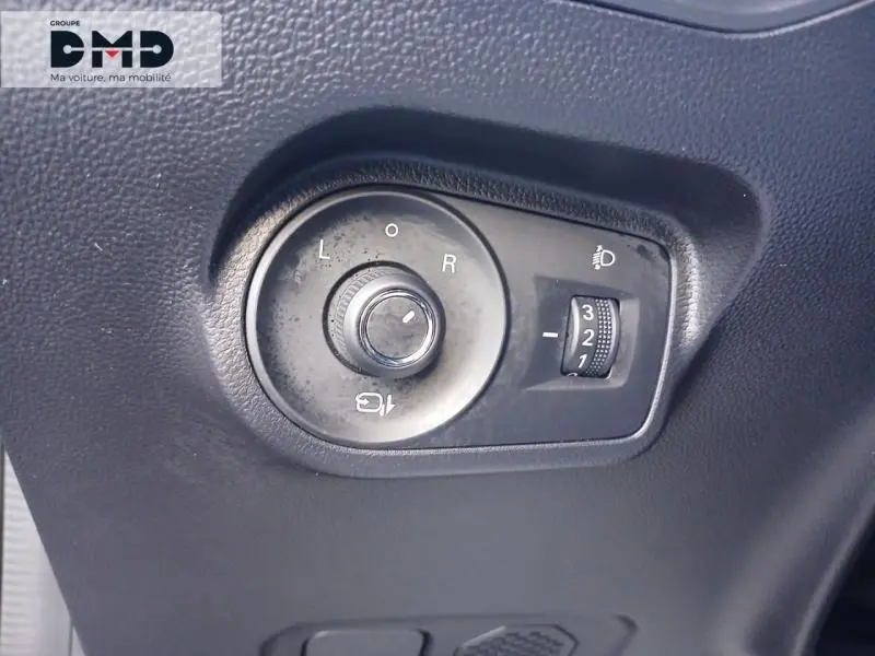 Gros plan sur le bouton de réglage des rétroviseurs et de l’éclairage intérieur du MG4 EV 2023, finition Andes Grey.