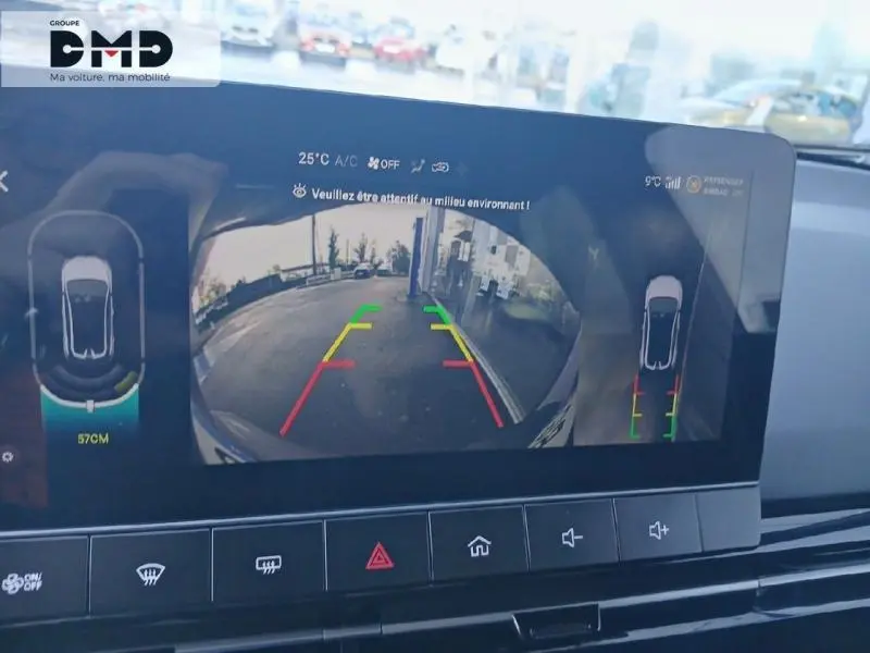 Écran central du MG4 EV 204ch Luxury 2023 montrant la caméra de recul avec guidage coloré et vue périphérique du véhicule.