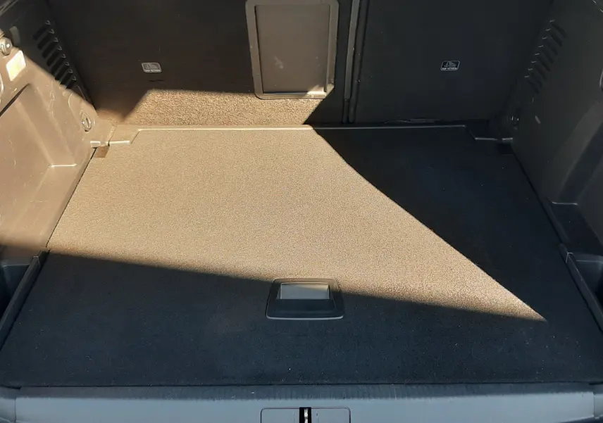 Vue intérieure du coffre noir du Peugeot 3008 1.2 PureTech 130ch Allure, montrant le plancher et les parois arrière.
