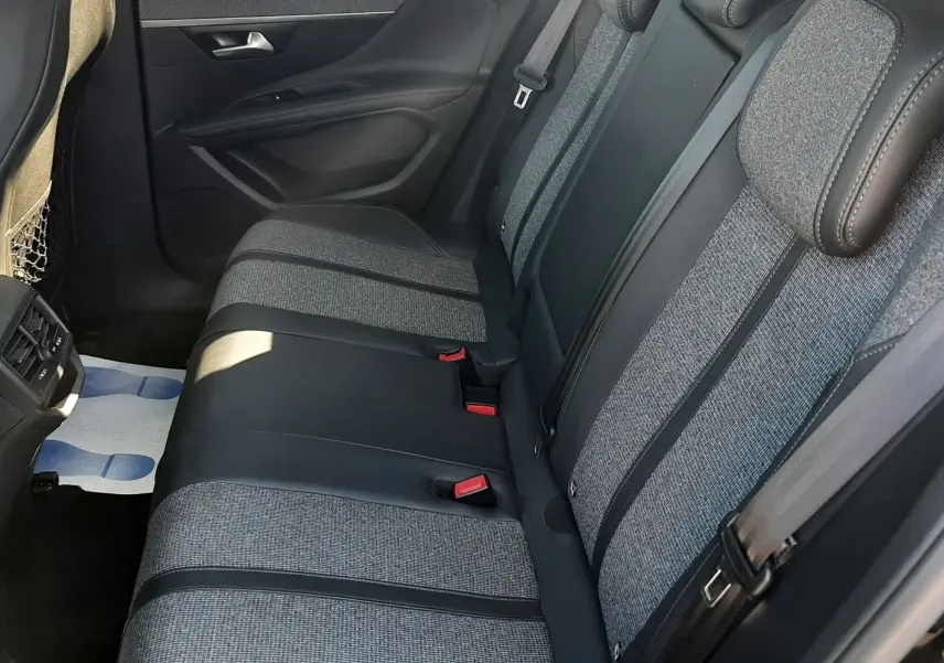 Vue intérieure côté droit des sièges arrière bicolores gris et noir du Peugeot 3008 noir 2019 finition Allure.