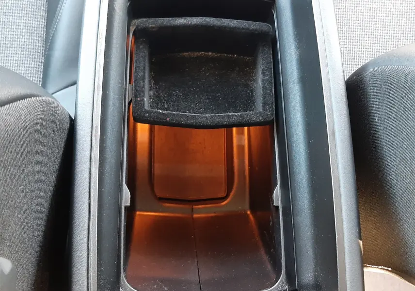 Vue plongeante sur le rangement central noir ouvert du Peugeot 3008 1.2 PureTech 130ch Allure de 2019.