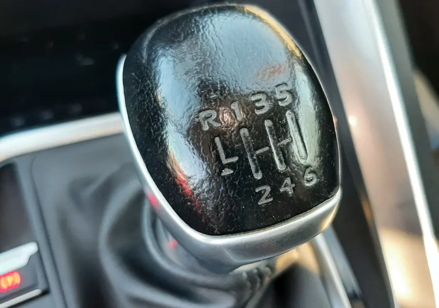 Gros plan sur le levier de vitesses manuel noir du Peugeot 3008 1.2 PureTech 130ch Allure de 2019.