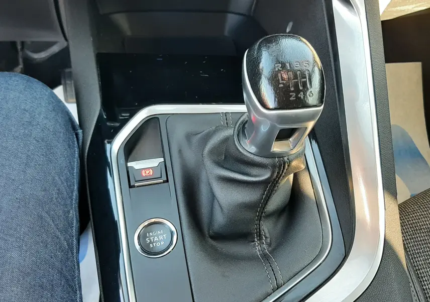 Vue rapprochée du levier de vitesses manuel noir et bouton start/stop du Peugeot 3008 2019 côté conducteur.