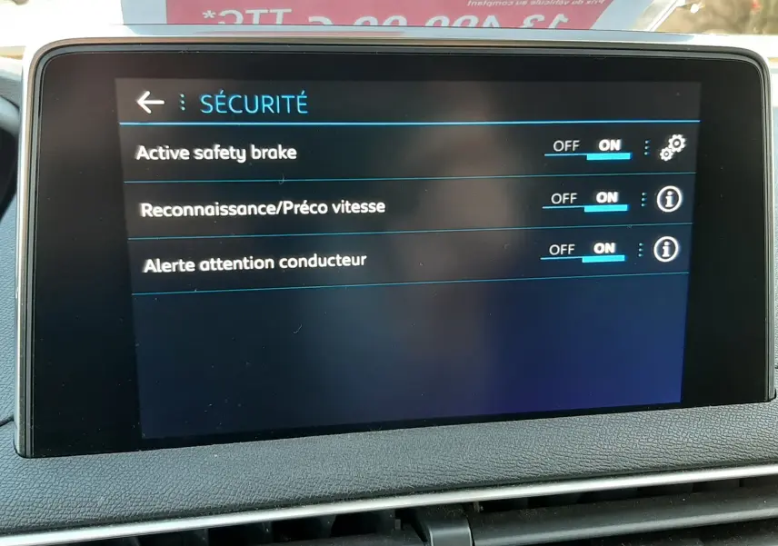 Écran tactile central du tableau de bord du Peugeot 3008 noir 2019 affichant les réglages de sécurité activés.