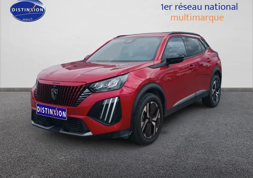 Peugeot 2008 rouge elixir en 3/4 avant droit, avec calandre noire et jantes alu bicolores.