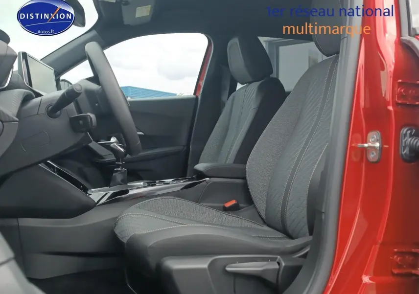 Vue intérieure côté conducteur du Peugeot 2008 rouge elixir 2025, sièges tissu casual lomsa embossé et tableau de bord moderne.