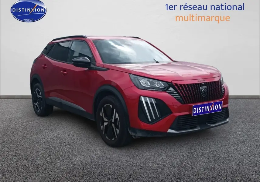 Peugeot 2008 rouge elixir en 3/4 avant gauche, avec calandre noire et jantes alu distinctives.
