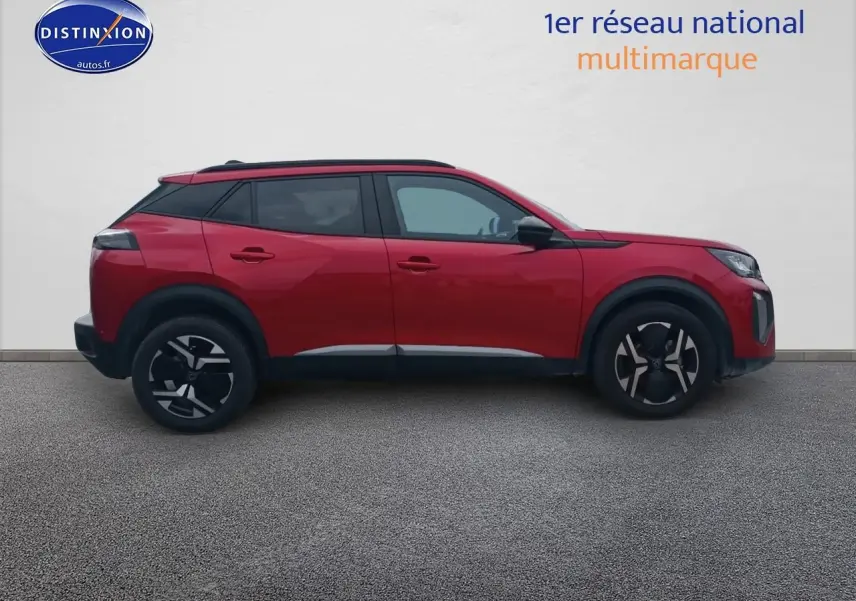 Profil côté gauche d'un Peugeot 2008 rouge élixir 2025 avec jantes alu et détails noirs contrastants.
