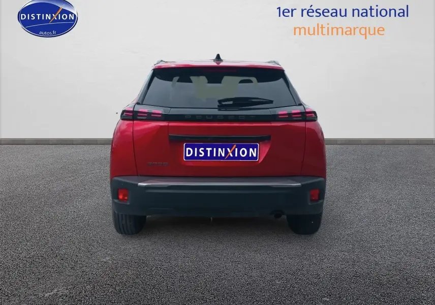 Vue arrière d'un Peugeot 2008 rouge elixir avec feux arrière LED et lunette arrière surteintée.